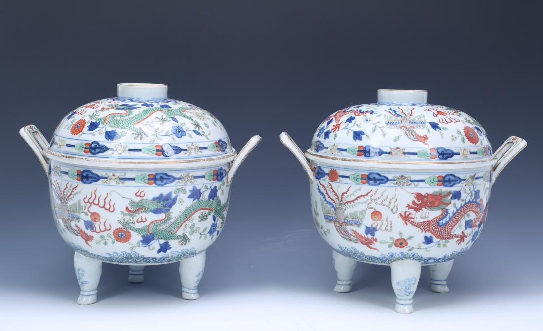 A Pair of Chinese Wucai Porcelain Soup Bowls with (1 of 8)