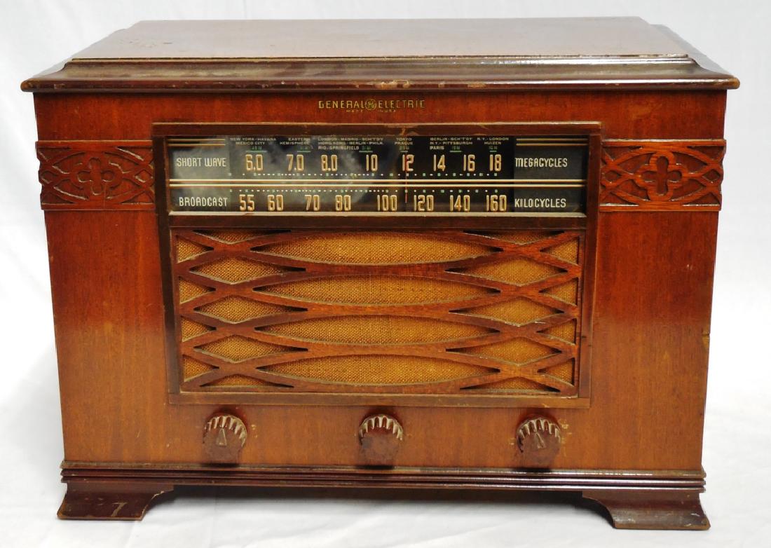 General Electric Short Wave Radio: measures 15" L x 10 1/4" H x 8 1/4" W, NOTE: HAS SOME CHIPS AND A DAMAGED CORD