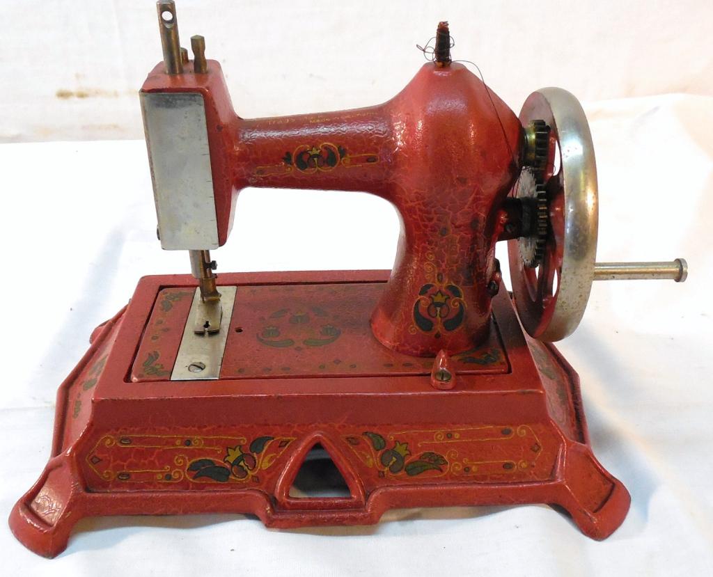 Little Beauty Cast Metal Sewing Machine (1 of 6)