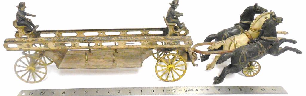 Cast Iron Fire Engine /Fireman / 3 Horses (1 of 6)