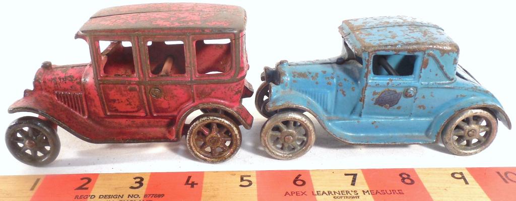 Lot of 2 Cast Iron Cars Arcade (1 of 6)