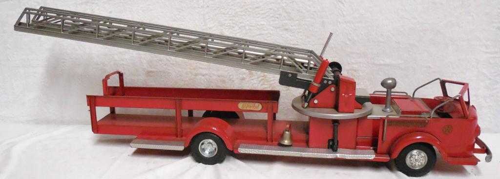 Model Toys Ladder Fire Truck running plates are loose (1 of 10)