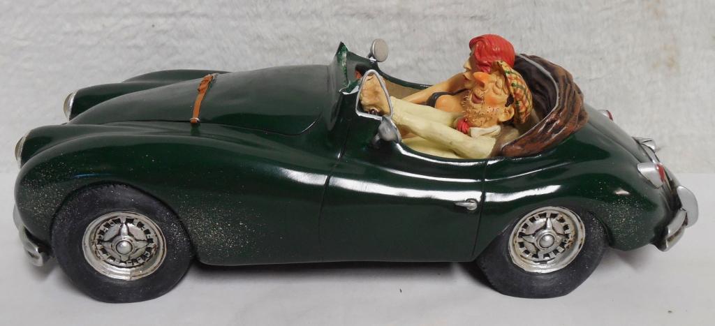 Guillermo Forchino Resin couple in a sports car (1 of 6)