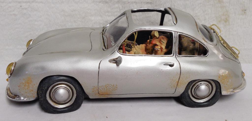 Guillermo Forchino Resin couple in a sports car great (1 of 7)