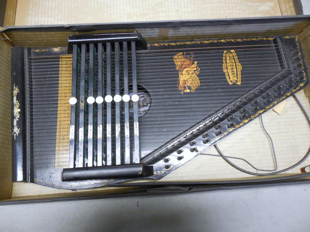 Zimmerman Auto Harp in Box tuning keys, instruction: tuning keys, instruction book included