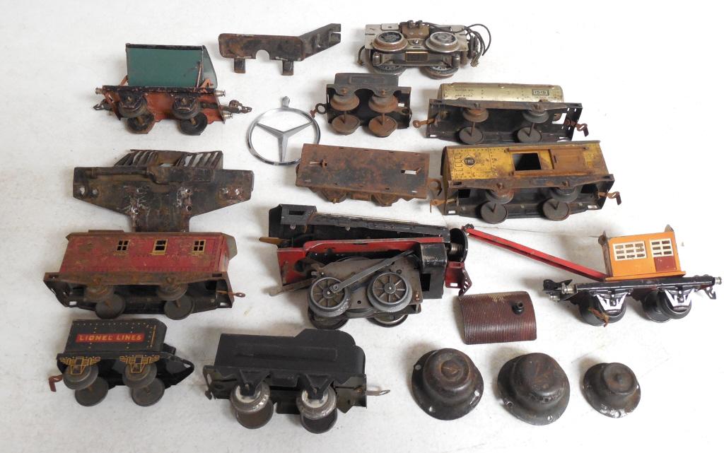 various train cars some Lionel, all in rough shape (1 of 7)