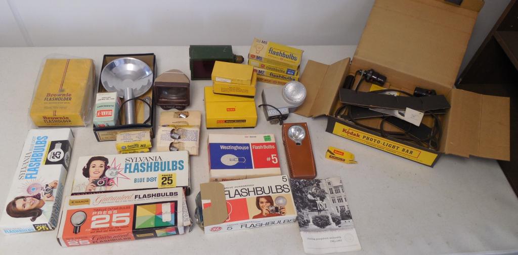 assorted flashes, flashbulbs, photo light bar Kodak, (1 of 10)