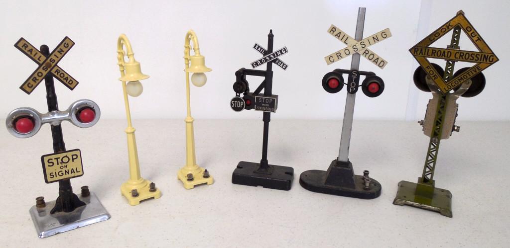 6 lamp posts & railroad crossings, 2 marked Lionel (1 of 5)