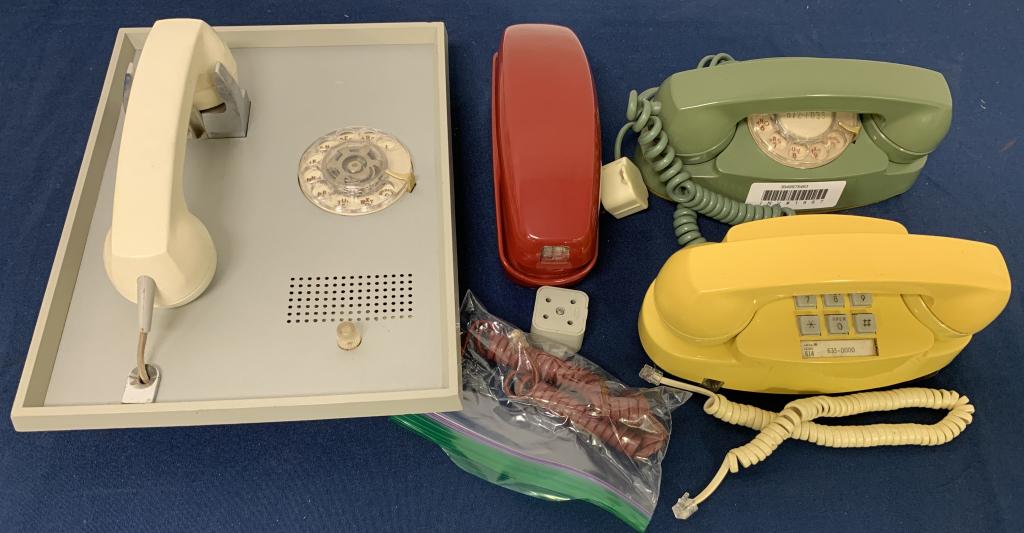lot of 4 telephones (1 of 4)