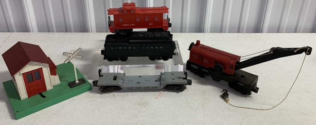 lot of 5 Lionel train cars & gatekeeper: gatekeeper untested roof comes off when you pull it, cars have some wear