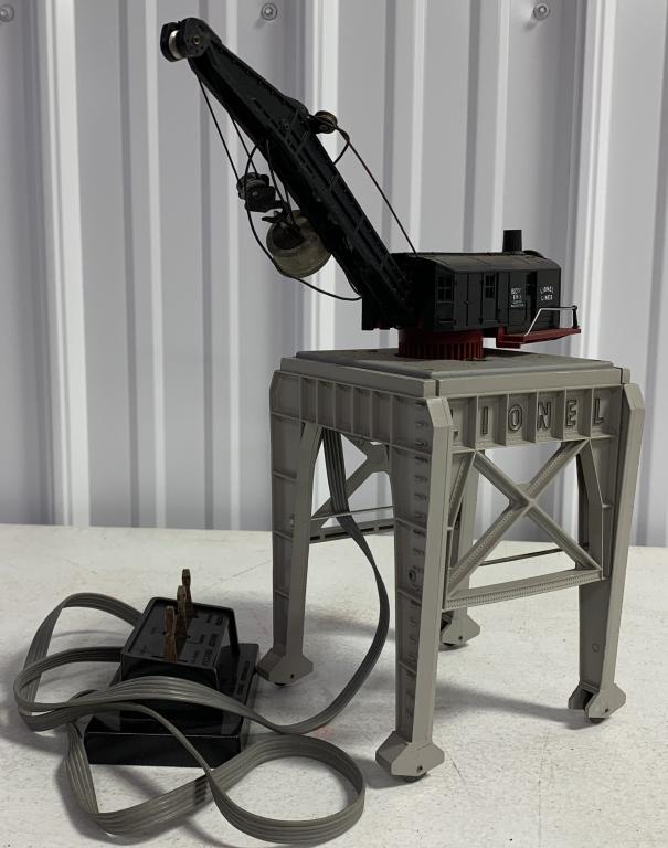 Lionel Remote Control Crane on plastic platform (1 of 5)