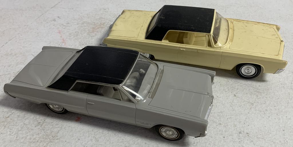 lot of 2 plastic cars Dodge & Pontiac (1 of 7)