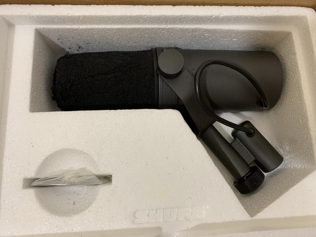 Shure SM7 Unidirectional Dynamic Microphone (1 of 4)
