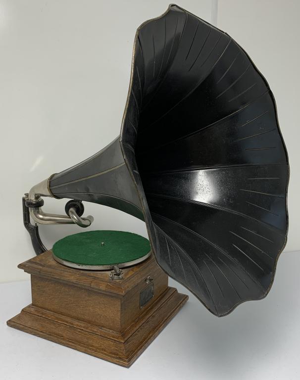 Victor Talking Machine Type Vic II w/Horn (1 of 6)