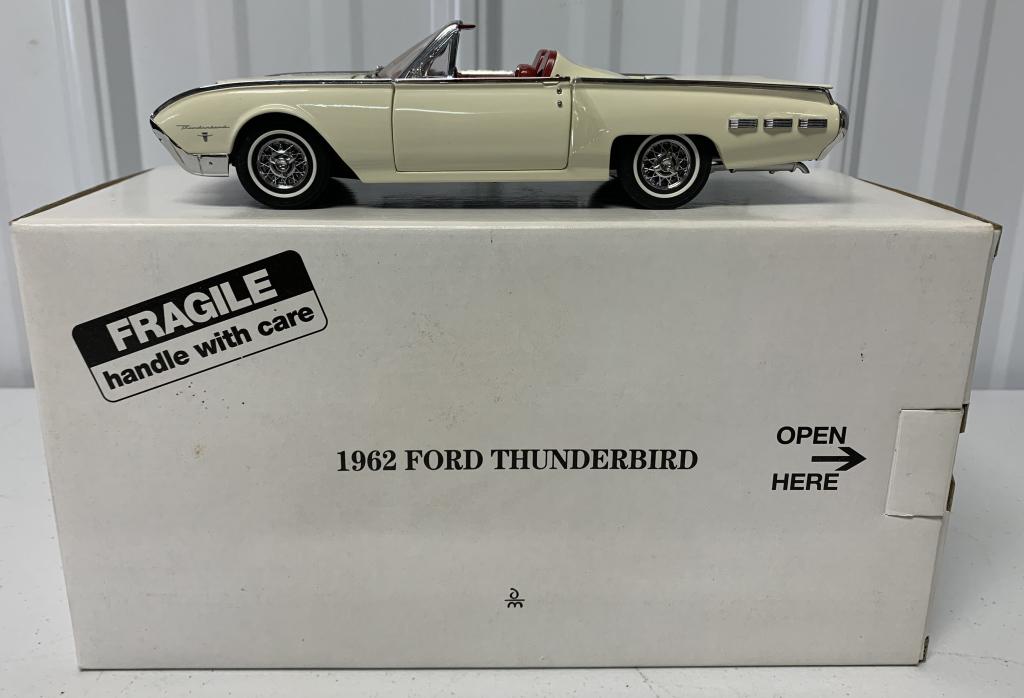 Danbury Mint 1962 Ford Thunderbird/Box (1 of 4)