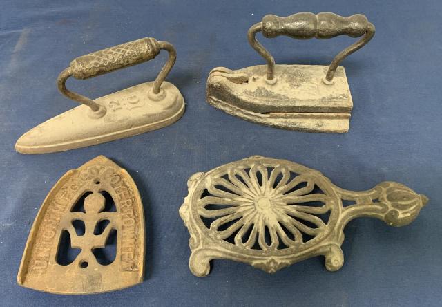 lot of 4 Crimper Iron,Trivets,12C Iron (1 of 6)