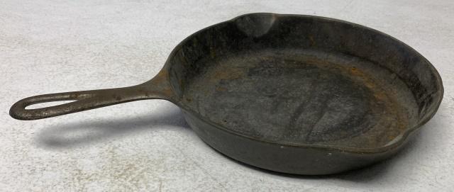 Griswold Victor Cast Iron Skillet,#721: some rusty spots