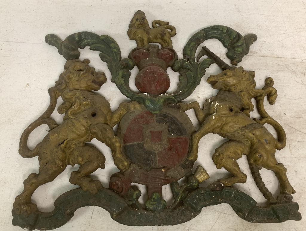 Cast Coat Royal Victorian Coat of Arms: piece broken off the top of right hand side of horse at the top of his head, paint extremely worn