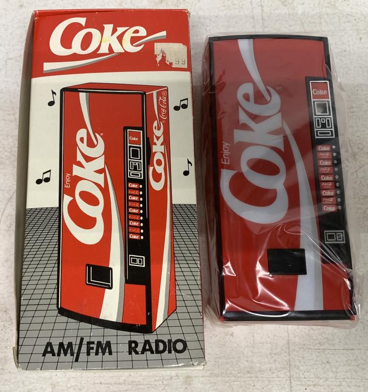 Coke AM/FM Vending Machine Radio (1 of 2)