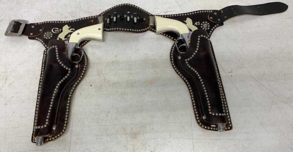 lot of 2 Hubley 45 Toy Guns w/ Holster (1 of 5)