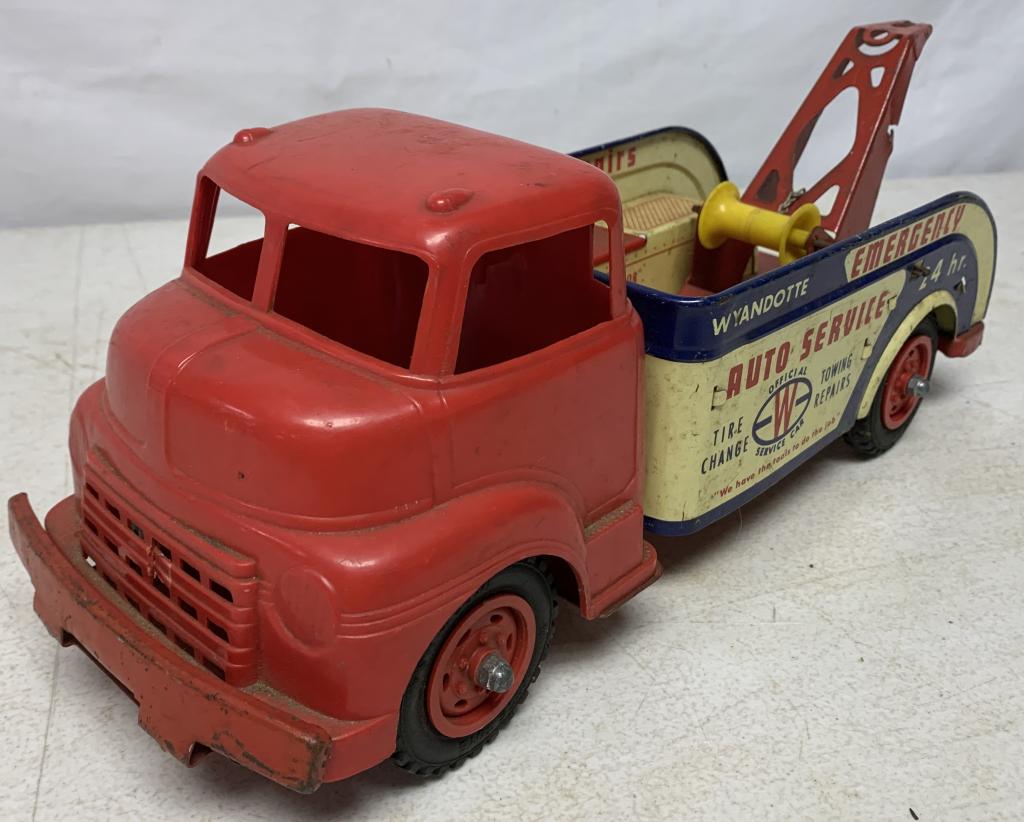 Wyandotte Toys Towing Reapirs Metal Truck (1 of 4)