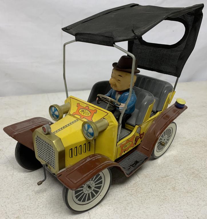 Hubley Mr. MaGoo Tin Battery Operated Car: corrosion on battery case lid, some wear on convertible top, lithograph in good shape
