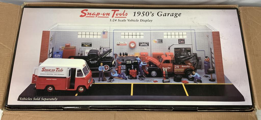 Snap-On-Tools 1950's Vehicle Garage Display: new in box, no vehicles included, 1/24 scale