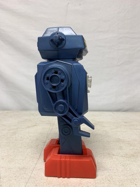 Illco Plastic Battery Operated Robot (1 of 4)