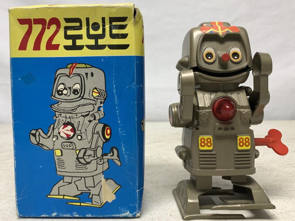 Woo Rim Co 772 Wind Up Robot & Original Box (1 of 5)