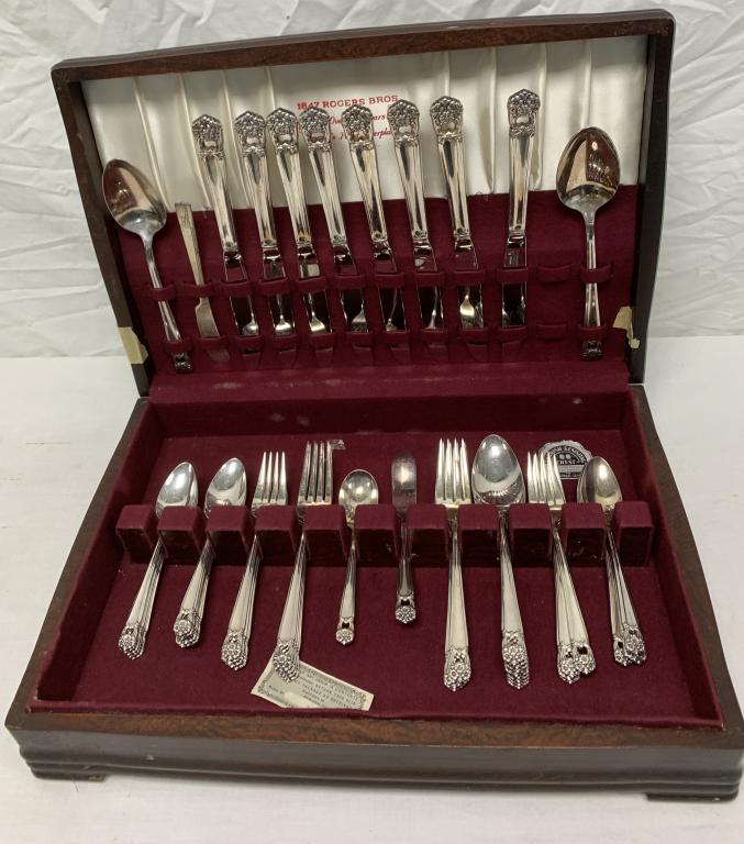 Rogers Bros flatware set (1 of 4)