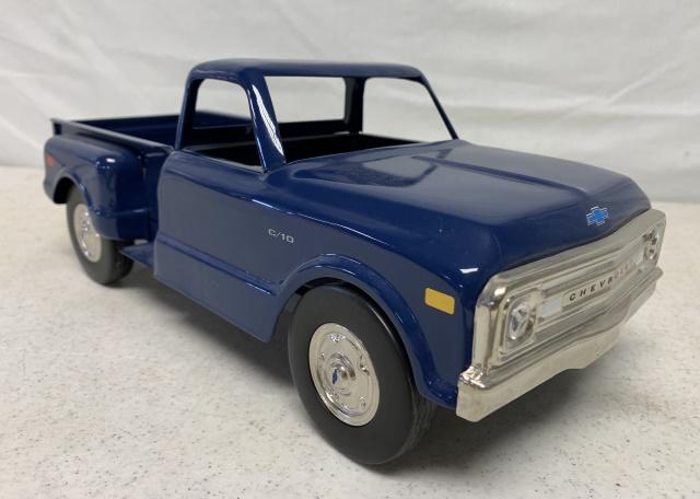 KJ Classic Metal Design Chevrolet C/10 Pickup (1 of 4)