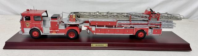 Franklin Mint 1965 Seagrave Fire Engine & Base (1 of 3)
