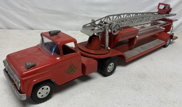 Tonka No. 5 Pressed Steel Fire Truck (1 of 4)