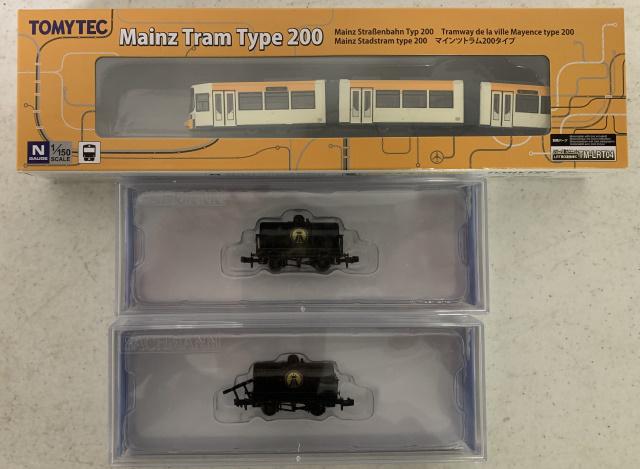 2 Bachmann Thomas Oil Tank, Tomytec Tram: 2 Bachmann N scale Thomas Oil tank cars 77093 and Tomytec Mainz Tram Type 200 (box side is sliced)