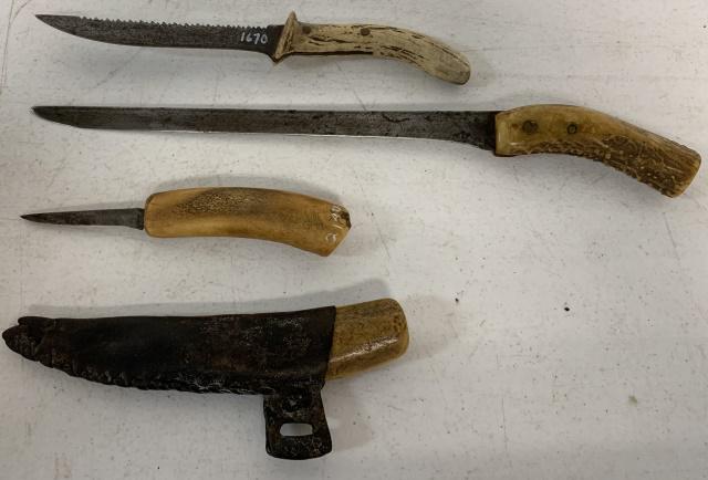 4 early bone/antler handled knives, 1 w/sheath (1 of 3)
