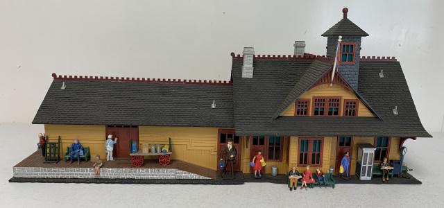 Lionel Plastic Train Station w/ Figures (1 of 6)