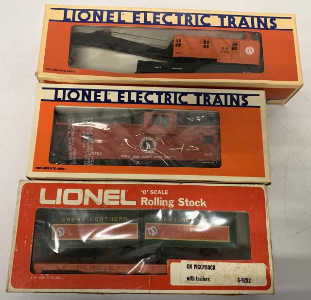 3 Lionel Great Northern train cars in boxes (1 of 3)