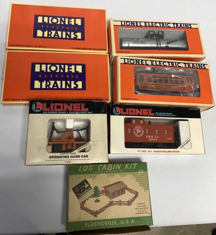 4 Lionel cars, 2 operating track sections (1 of 5)