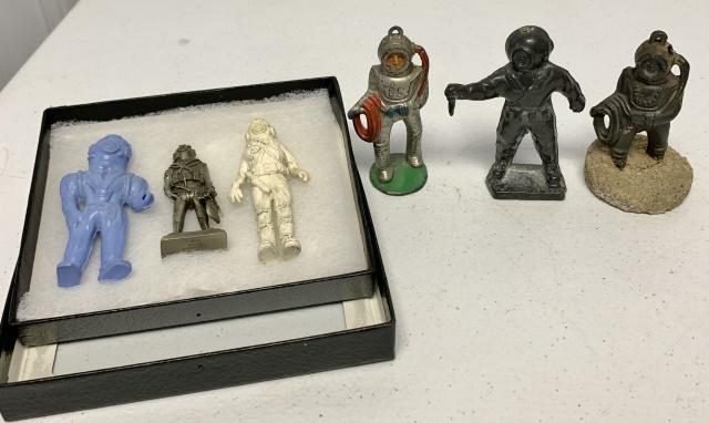 lot of 6 deep sea diver figurines (1 of 8)
