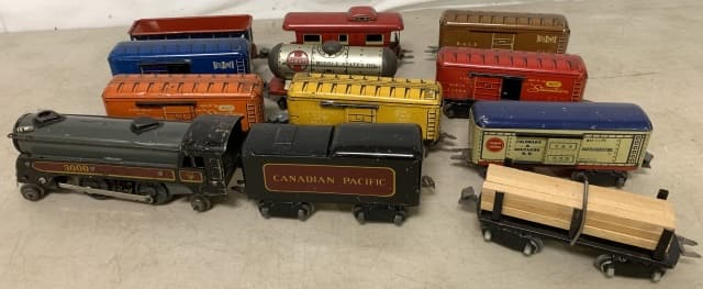 Marx O guage Canadian Pacific engine +11 cars: Engine and tender are heavily scratched, other cars have scratches and dings, see photos for details