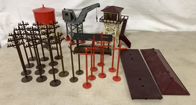 Marx and Plasticville train layout accessories (1 of 8)