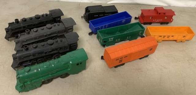 lot of ten Marx cars and locomotives: some cars have broken couplers; 3 locomotives are 490(one has broken top), scratches are present; see photos for details
