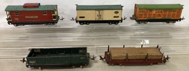 lot of 5 Lionel Tin Train Cars (1 of 5)