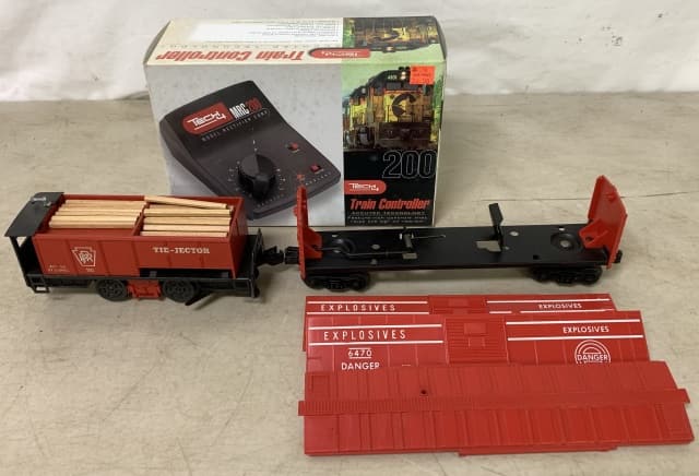 (3) Plastic Lionel Train Cars & Transformer (1 of 6)