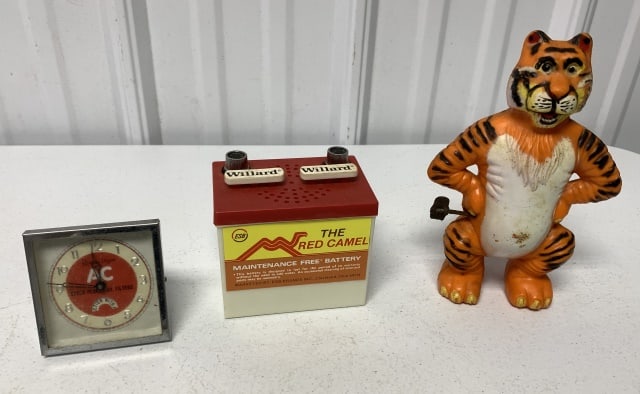 Willard battery radio, AC clock & wind up tiger (1 of 8)