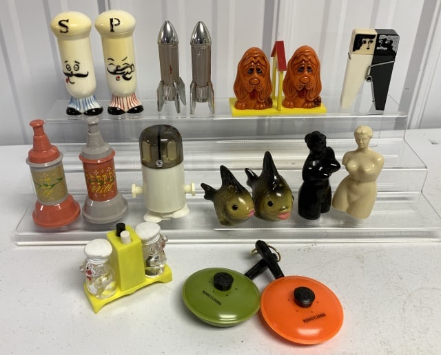 10 sets of plactic S&P shakers: rockets, frying pans, fish etc.