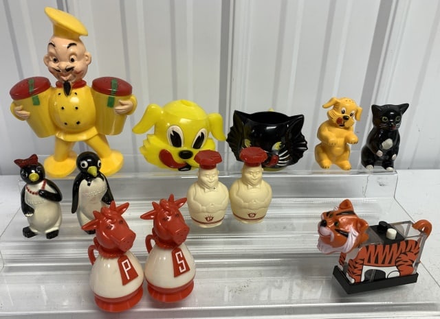 8 sets of plastic S&P sets ( Ken-L-Ration, etc.) (1 of 4)