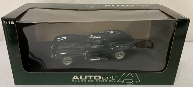 AUTOart Jaguar D-Type Short Nose in box: box shows light wear