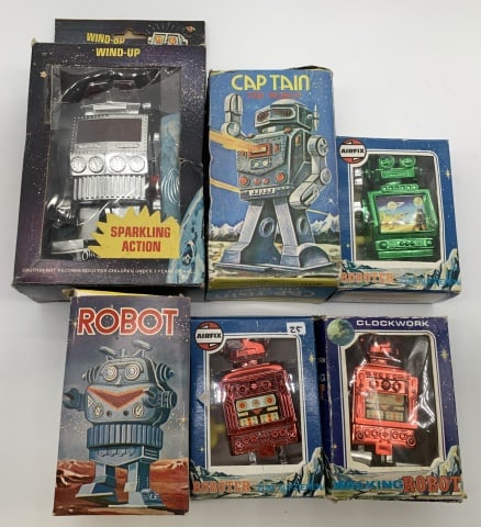(6) Robot Toys, Roboter, Captain, Walking others: made in Korea, Hong Kong, German, all have box wear and some damage, some are plastic some are tin