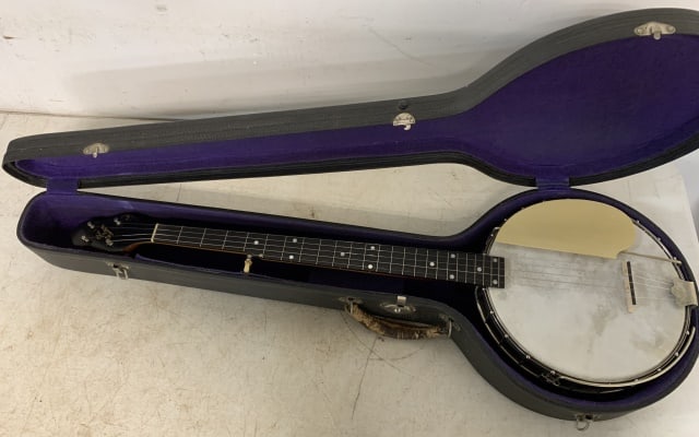 Gibson Banjo in case (1 of 9)